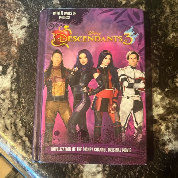 Disney Descendants 3 Novel - Picture 1 of 1